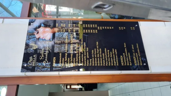 Gedruckte Preisliste für Friseursalon auf Holzrahmen montiert